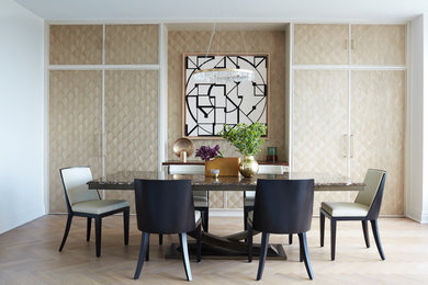 Diseño de comedor actual con paredes blancas, suelo de madera clara y suelo beige
