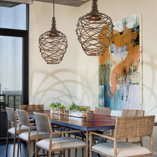 Foto di una sala da pranzo stile rurale con pareti bianche e parquet scuro