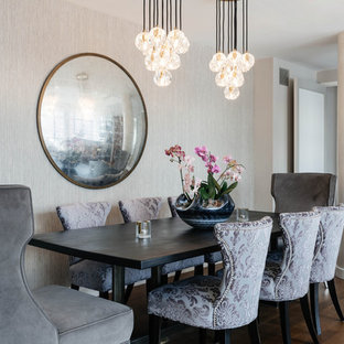 Foto de comedor contemporáneo, de tamaño medio, abierto, con paredes beige, suelo de madera oscura, chimeneas suspendidas, marco de chimenea de piedra y suelo marrón