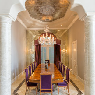 Immagine di una sala da pranzo classica chiusa con pareti grigie
