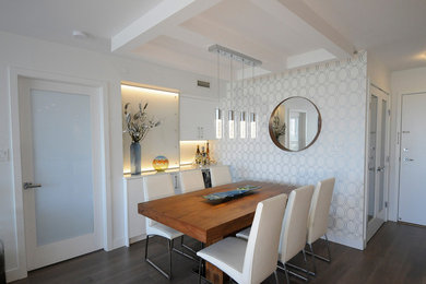 Kleine Moderne Wohnküche ohne Kamin mit weißer Wandfarbe, braunem Boden und dunklem Holzboden in Vancouver