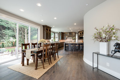 Diseño de comedor de cocina clásico grande sin chimenea con suelo de madera oscura y paredes blancas