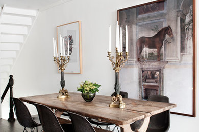 На фото: столовая в скандинавском стиле с белыми стенами без камина с