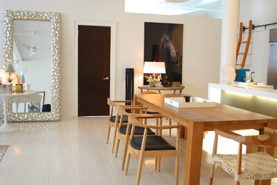 Aménagement d'une très grande salle à manger ouverte sur la cuisine scandinave avec un mur blanc, parquet clair et un sol blanc.