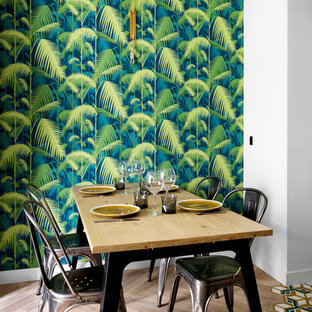 Aménagement d'une salle à manger ouverte sur le salon contemporaine de taille moyenne avec un mur blanc et un sol en bois clair.