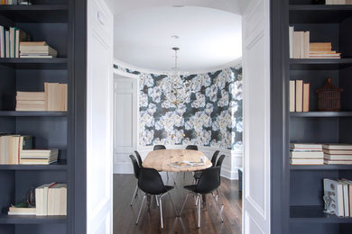 Aménagement d'une grande salle à manger ouverte sur la cuisine contemporaine avec un mur bleu, parquet foncé et aucune cheminée.