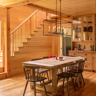 Imagen de comedor de cocina rústico con suelo de madera en tonos medios y suelo marrón