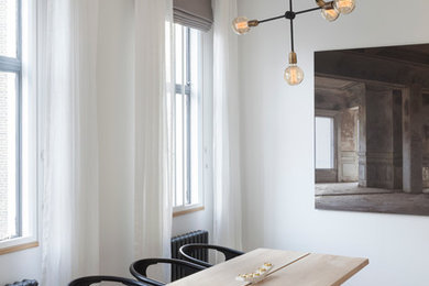 Источник вдохновения для домашнего уюта: гостиная-столовая в современном стиле с белыми стенами и паркетным полом среднего тона