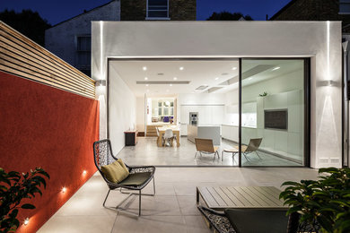 Große Moderne Wohnküche mit Betonboden in London