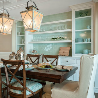 Modelo de comedor marinero, de tamaño medio, con paredes multicolor