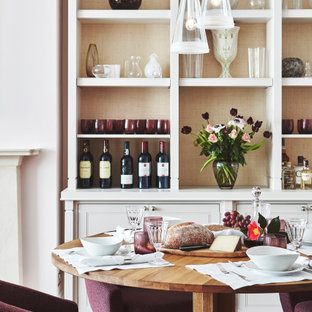 Idéer för mellanstora vintage matplatser med öppen planlösning, med rosa väggar, mellanmörkt trägolv och brunt golv