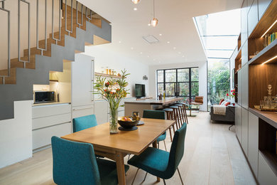 Стильный дизайн: гостиная-столовая в современном стиле с серыми стенами и светлым паркетным полом - последний тренд