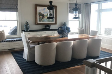 Пример оригинального дизайна: большая отдельная столовая в стиле неоклассика (современная классика) с серыми стенами, паркетным полом среднего тона и коричневым полом без камина