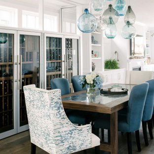 Immagine di una sala da pranzo costiera con pareti bianche, parquet scuro, pavimento marrone e soffitto in perlinato
