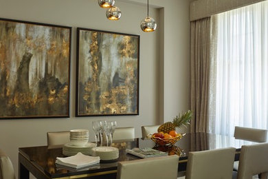 Aménagement d'une salle à manger contemporaine fermée et de taille moyenne avec un mur beige.