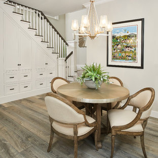 Immagine di una sala da pranzo stile marinaro con pareti beige, pavimento in legno massello medio e pavimento marrone