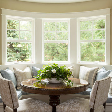 Classic Lakeside Cottage