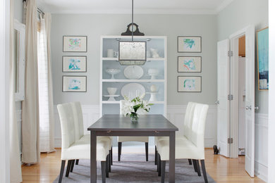 Источник вдохновения для домашнего уюта: столовая в морском стиле с светлым паркетным полом и серыми стенами