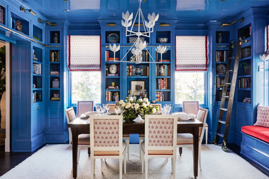 Aménagement d'une salle à manger classique avec un mur bleu, parquet foncé et un sol marron.