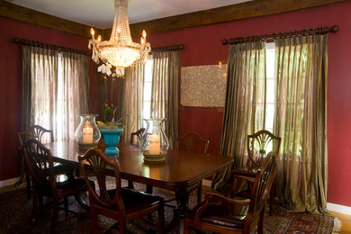 На фото: отдельная столовая среднего размера в классическом стиле с красными стенами и паркетным полом среднего тона без камина