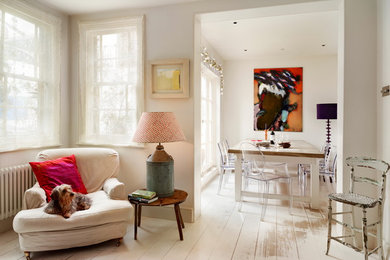 Shabby-Style Esszimmer mit weißer Wandfarbe, gebeiztem Holzboden und weißem Boden in Kent