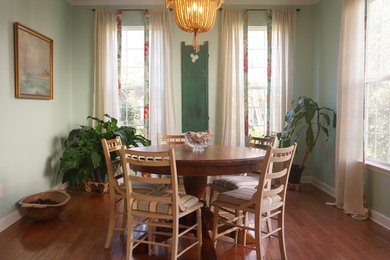 Exemple d'une salle à manger ouverte sur la cuisine bord de mer avec un mur beige, parquet foncé et aucune cheminée.