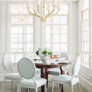 Inspiration pour une salle à manger traditionnelle avec un mur bleu, moquette et un sol bleu.