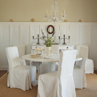 Foto di una sala da pranzo shabby-chic style chiusa e di medie dimensioni con pareti beige, parquet scuro, nessun camino e pavimento marrone