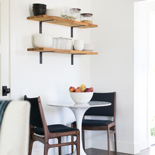 Esempio di una piccola sala da pranzo aperta verso il soggiorno country con pareti bianche e pavimento in vinile