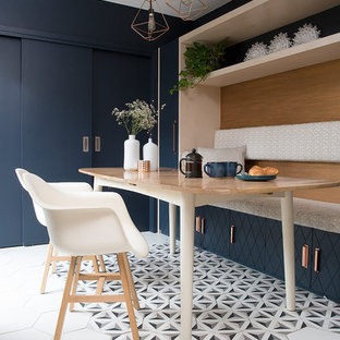 Inspiration för en liten eklektisk matplats, med flerfärgat golv, blå väggar och klinkergolv i keramik