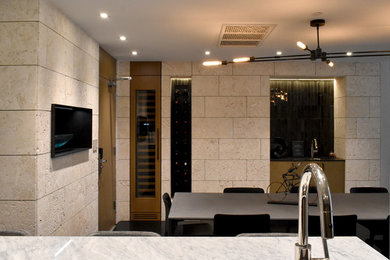 Esempio di una sala da pranzo aperta verso la cucina industriale di medie dimensioni con pareti beige, parquet scuro e pavimento nero
