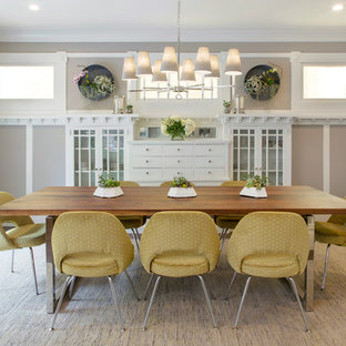 Idee per una sala da pranzo tradizionale chiusa con pareti con effetto metallico, parquet scuro e pavimento marrone