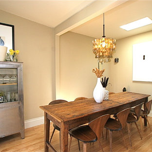 Modelo de comedor actual con paredes beige y suelo de madera en tonos medios