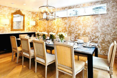 Inspiration pour une salle à manger traditionnelle fermée et de taille moyenne avec un mur beige, parquet clair et aucune cheminée.