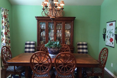 Imagen de comedor clásico de tamaño medio con paredes verdes y suelo de madera oscura