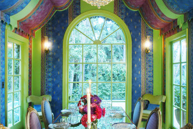 Свежая идея для дизайна: отдельная столовая в стиле фьюжн с разноцветными стенами - отличное фото интерьера