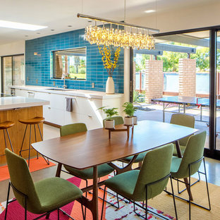 Ispirazione per una grande sala da pranzo aperta verso la cucina minimalista con pareti bianche, pavimento in cemento, nessun camino e pavimento grigio