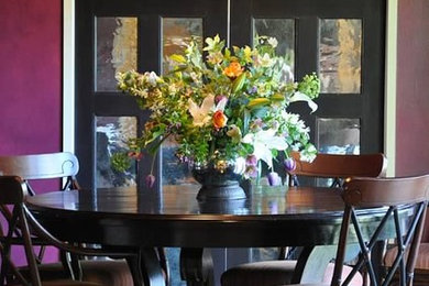 Esempio di una sala da pranzo aperta verso la cucina tradizionale di medie dimensioni con pareti viola e moquette