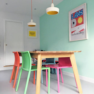 Idéer för en mellanstor modern matplats med öppen planlösning, med gröna väggar, grått golv och vinylgolv