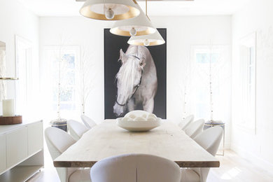 Esempio di una sala da pranzo aperta verso la cucina contemporanea con pareti bianche e parquet chiaro