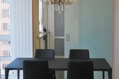 Foto de comedor actual de tamaño medio abierto con paredes blancas y suelo de madera en tonos medios