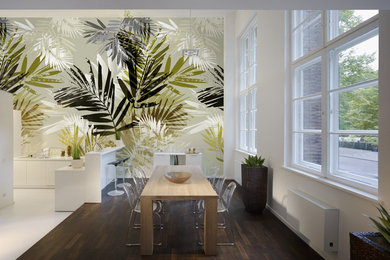 Foto di una sala da pranzo minimalista con pareti multicolore