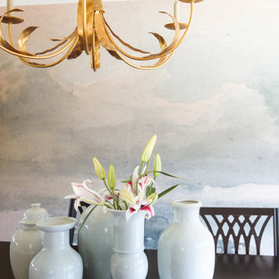 Idée de décoration pour une salle à manger tradition fermée et de taille moyenne avec un mur blanc, un sol en vinyl, un sol marron, un plafond en papier peint et du papier peint.