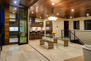 Imagen de comedor contemporáneo grande abierto sin chimenea con paredes beige, suelo de travertino y suelo beige