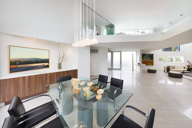 Große Moderne Wohnküche mit weißer Wandfarbe in San Diego