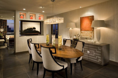 Cette image montre une salle à manger design avec un mur beige et éclairage.
