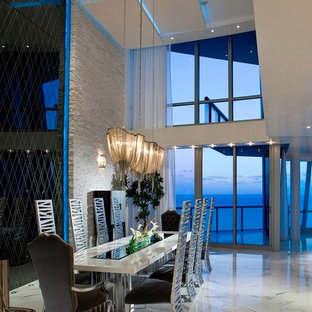 Imagen de comedor contemporáneo con paredes blancas y suelo de mármol