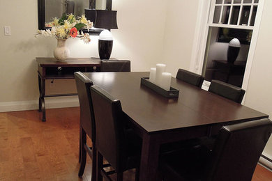 Cette photo montre une salle à manger ouverte sur la cuisine tendance de taille moyenne avec un mur blanc et un sol en bois brun.