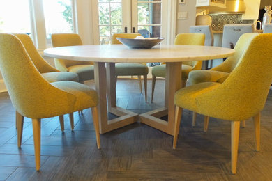 Immagine di una sala da pranzo aperta verso la cucina contemporanea di medie dimensioni con pareti grigie e pavimento in gres porcellanato