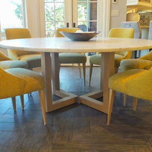 Immagine di una sala da pranzo aperta verso la cucina contemporanea di medie dimensioni con pareti grigie e pavimento in gres porcellanato